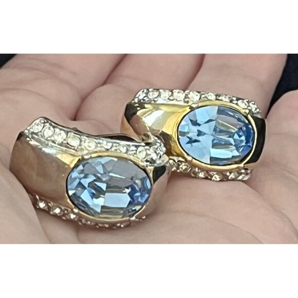 Vintage 90s Mogul curved gold tone blue & clear rhinestone clip on earrings - Picture 5 of 9